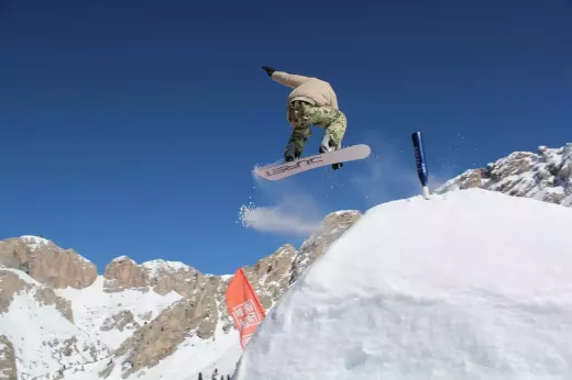 Conquiste o terreno: dicas de especialistas para saltos de esqui no parque, trilhos e halfpipe